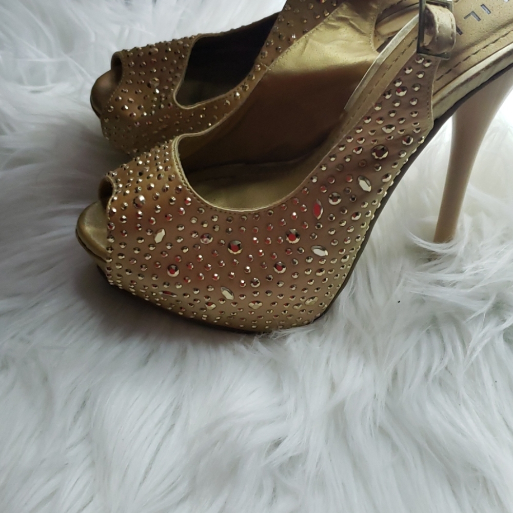 Heels - Picture 2 of 3
